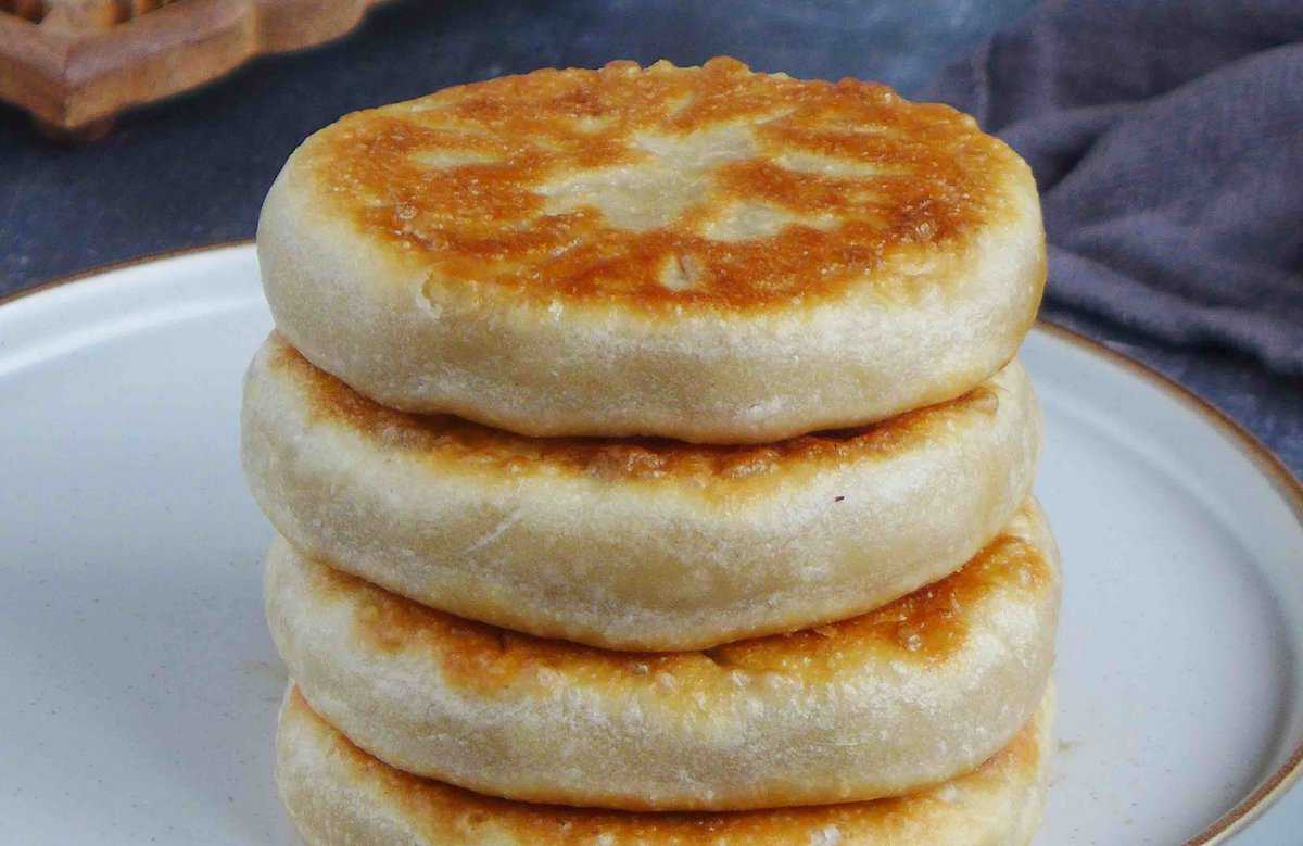 A pile of Chinese meat pies.