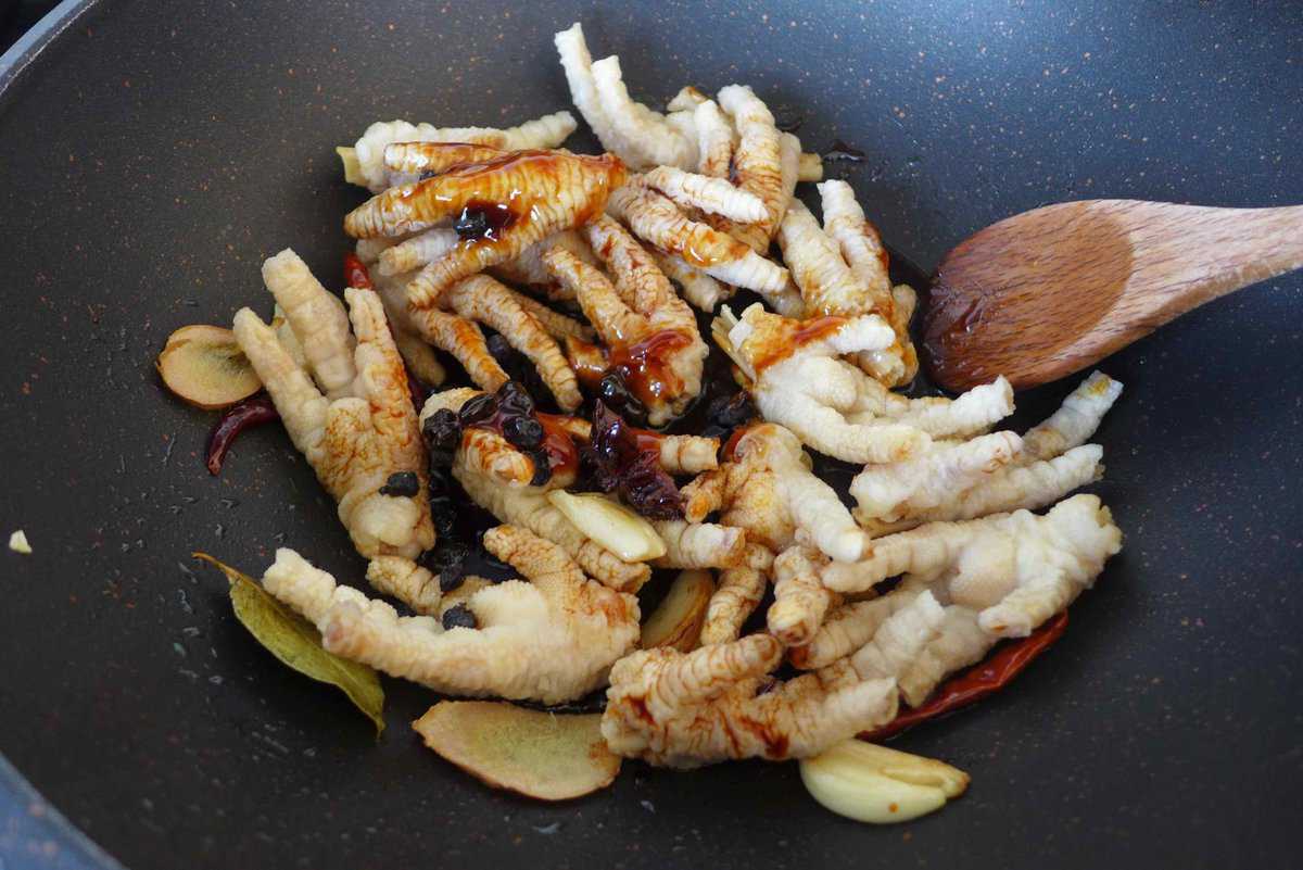 adding sauces to chicken feet