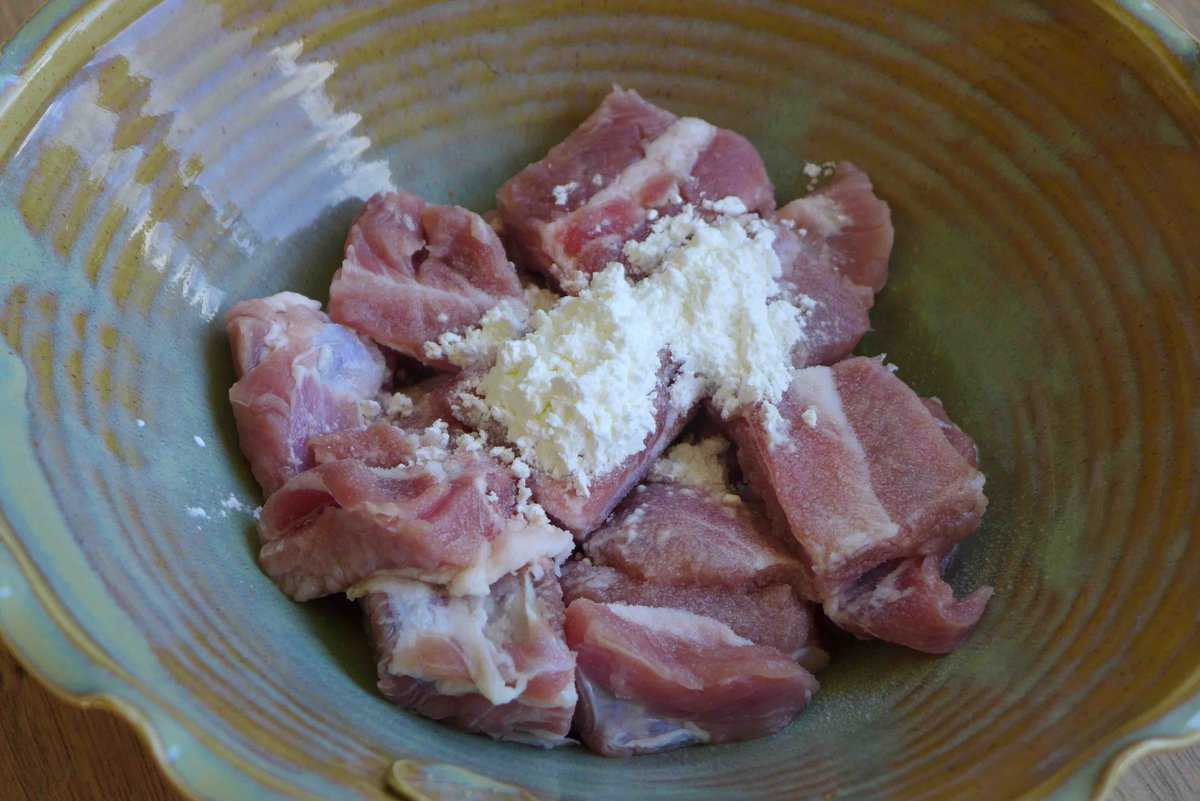 adding cornstarch to ribs.