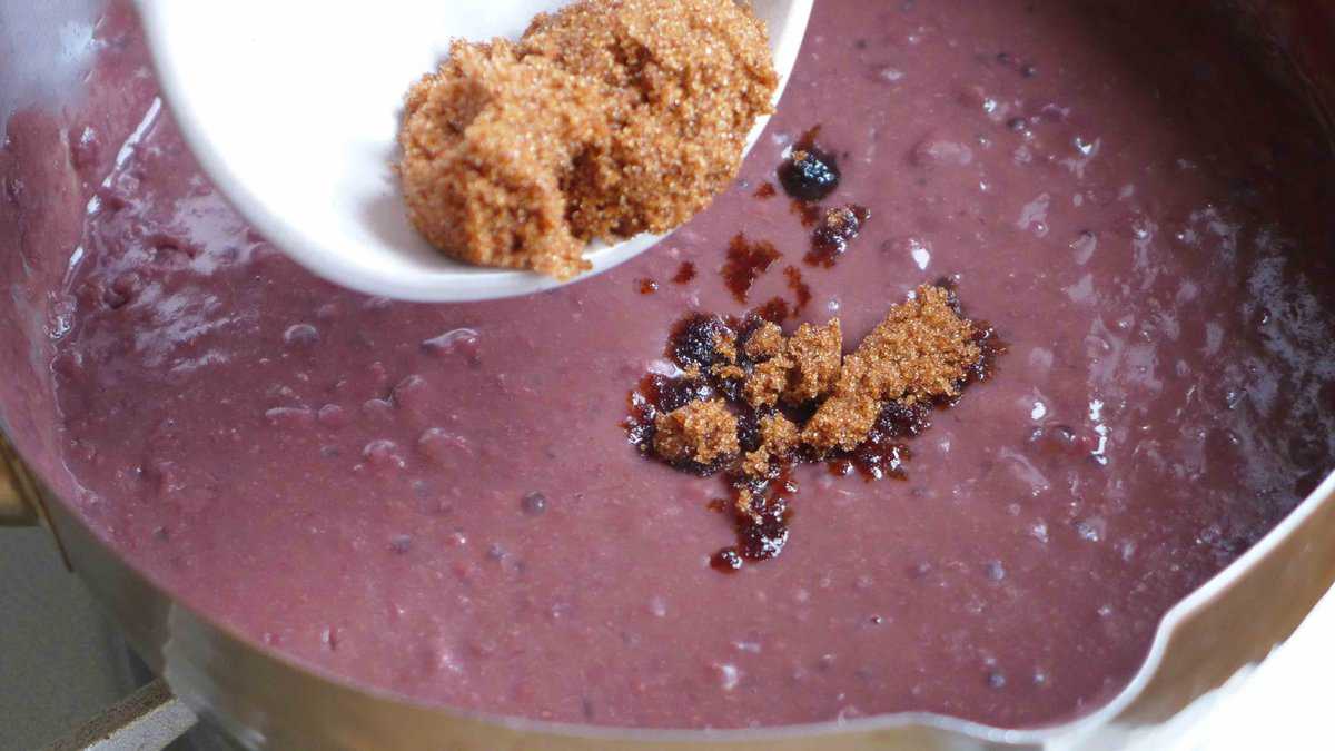 adding dark brown sugar to red bean soup.