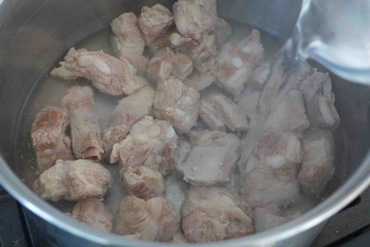 adding water to ribs.