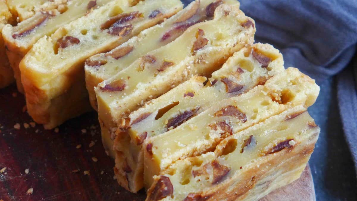 baked rice caked with dates cut into rectangle pieces.