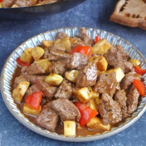 A plate of beef and mushroom stir-fry.