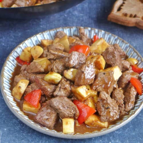 A plate of beef and mushroom stir-fry.