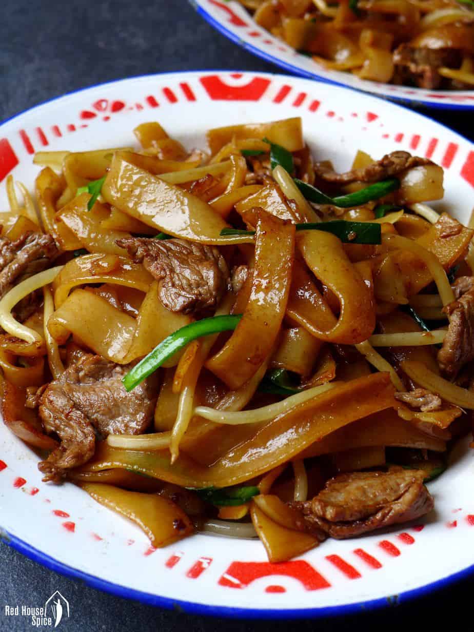 Stir-fried rice noodles with beef