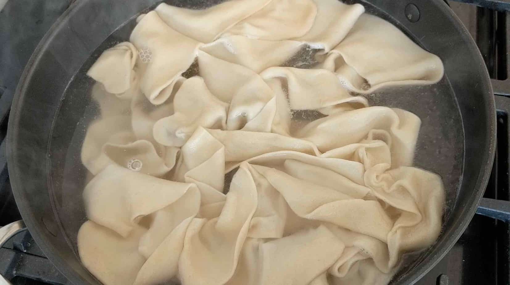 Boil hand-pulled noodles