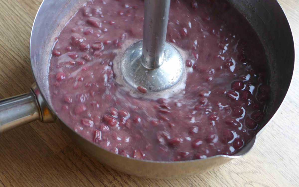 blending cooked red beans.