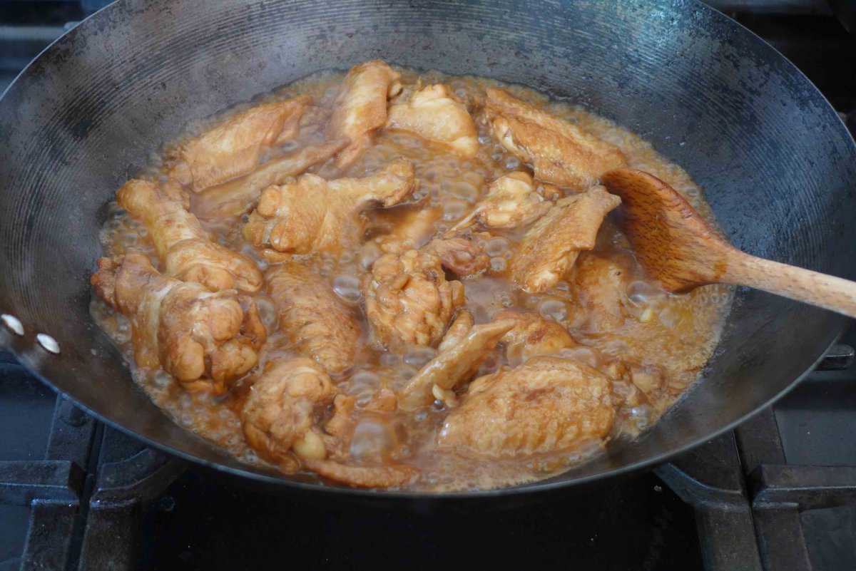 boiling chicken wings in sauce