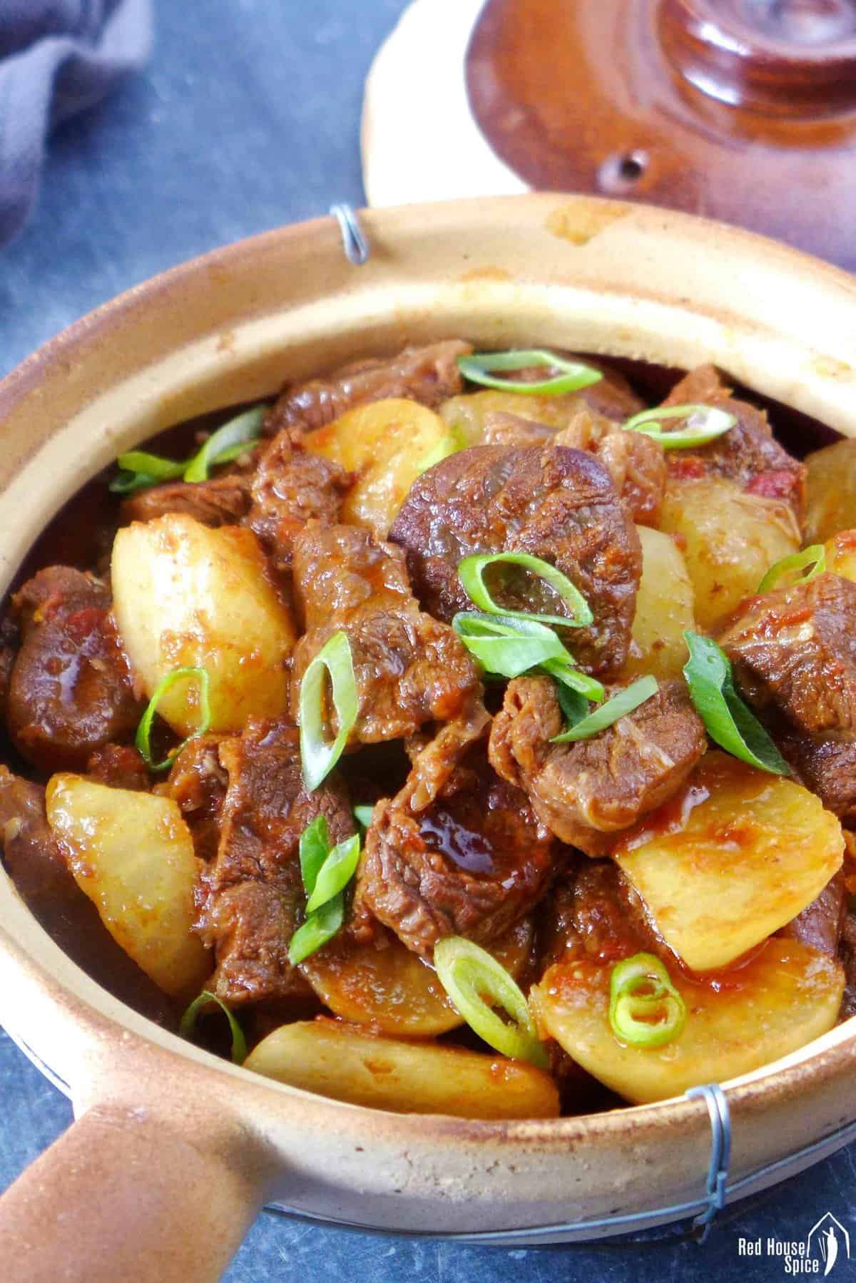 braised beef with daikon in a claypot.