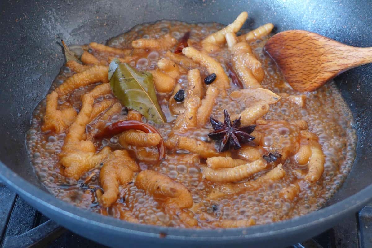 boiling chicken feet in broth