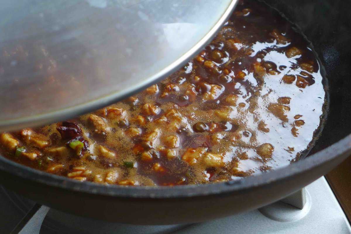 braising pork in sauce.