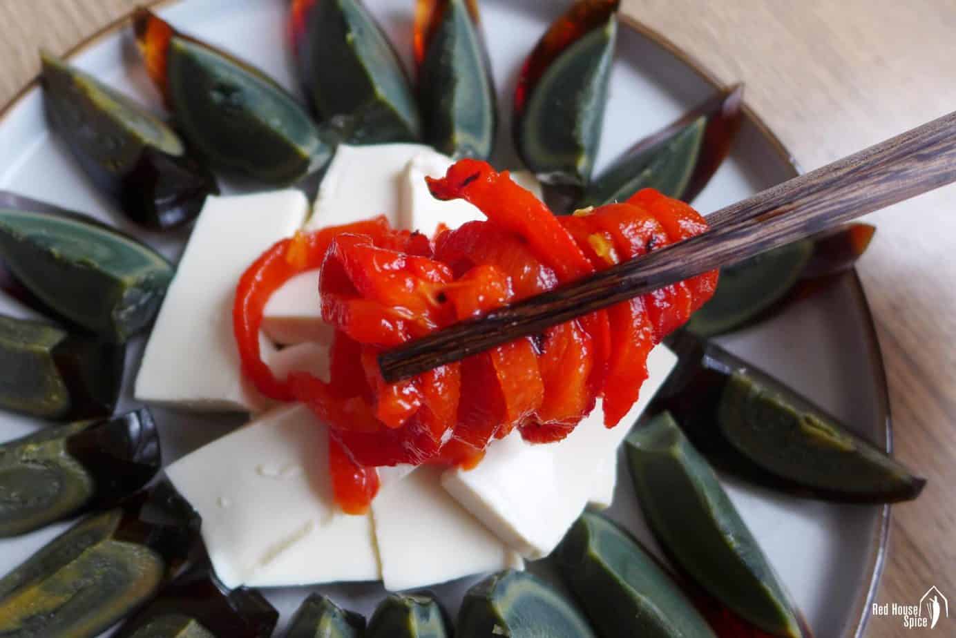 putting roasted pepper over tofu