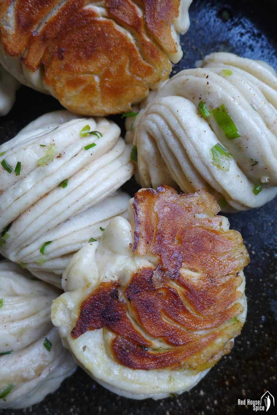 Pan-fried flower rolls