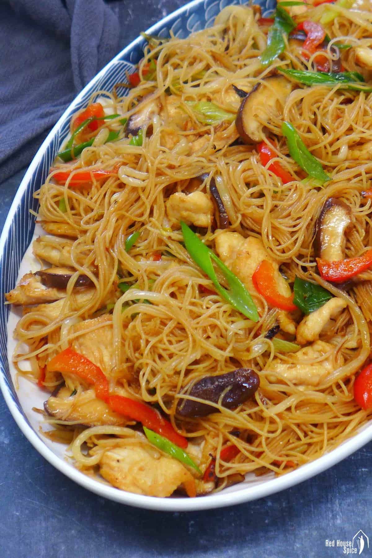 a plate of chicken chow mei fun.