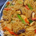 a plate of chicken chow Mei fun with overlay text that says chicken mei fun.