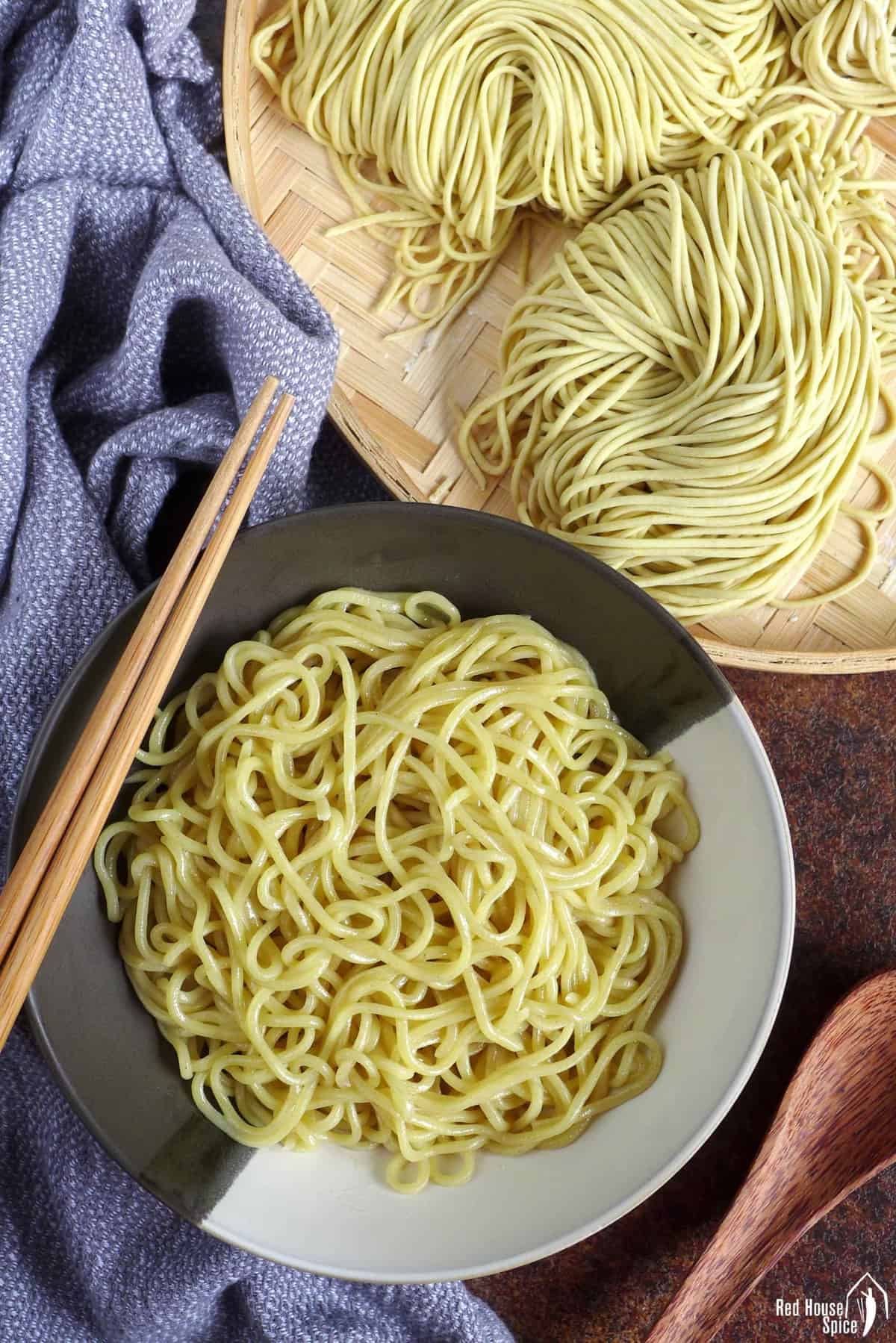 fresh and cooked noodles