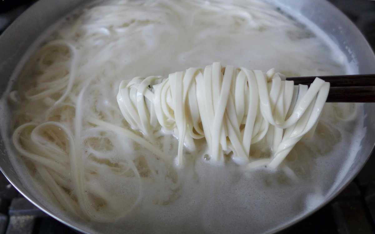 boiling noodles in water