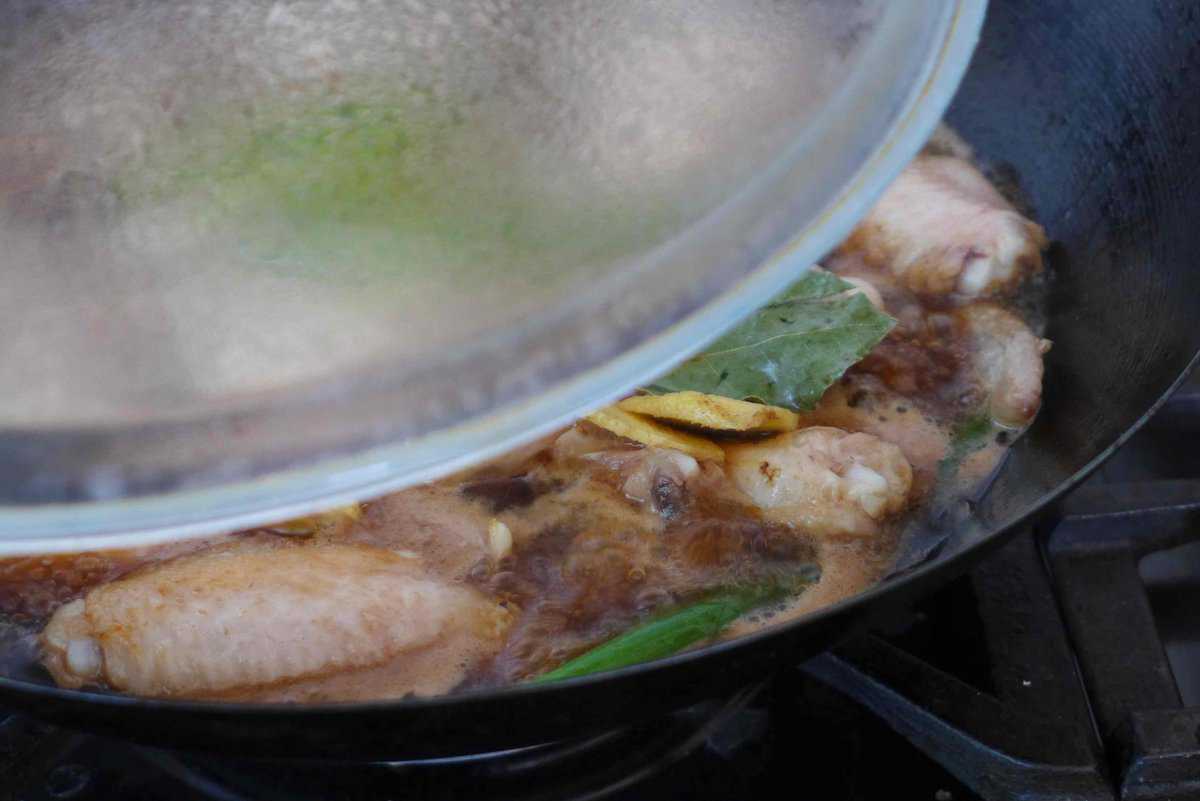 covering a wok with a lid