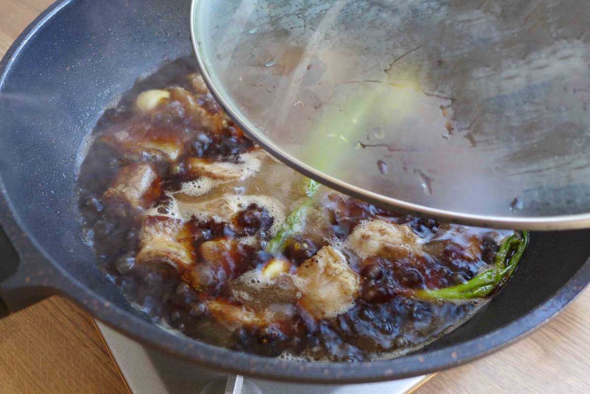 covering a wok with a lid