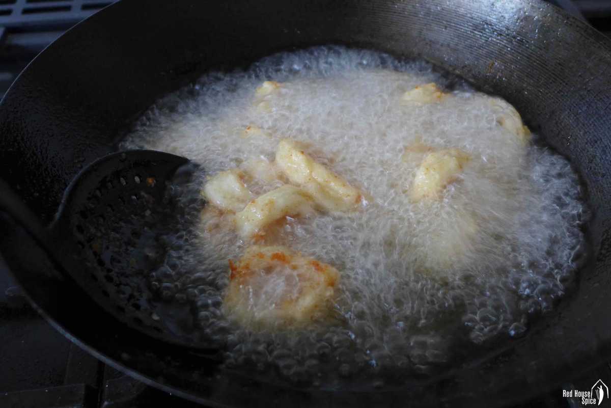 deep frying squid rings