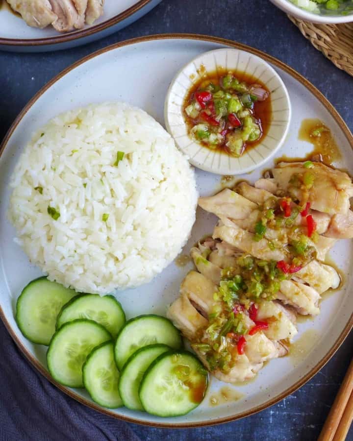 Steamed rice, sliced chicken, cucumber and sauce