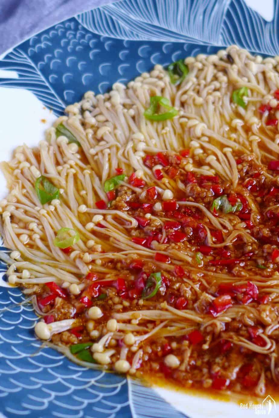 Steamed enoki mushroom topped with garlic and chili sauce