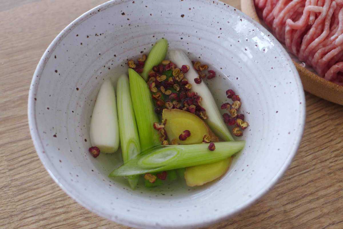 scallions, ginger and sichuan pepper in water.