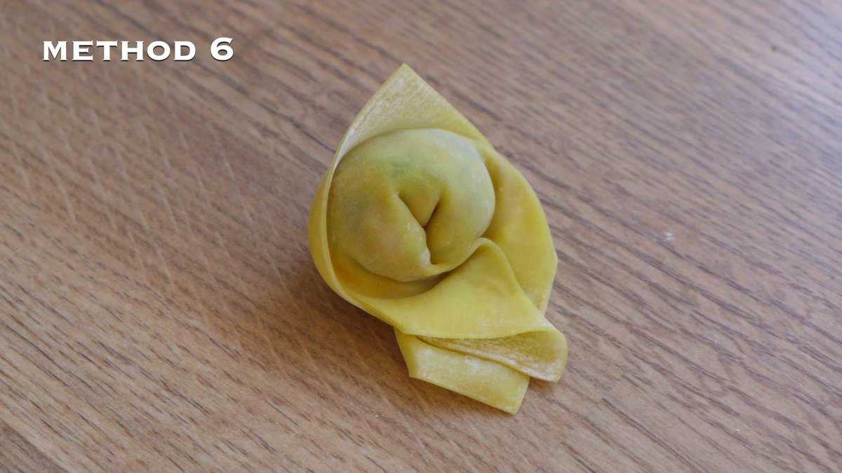 A wonton with overlay text that says method 6.