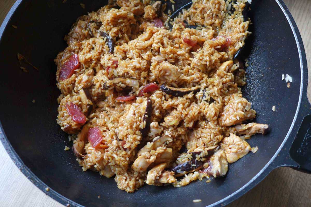 stir-fried chicken, glutinous rice, sausage and mushrooms.