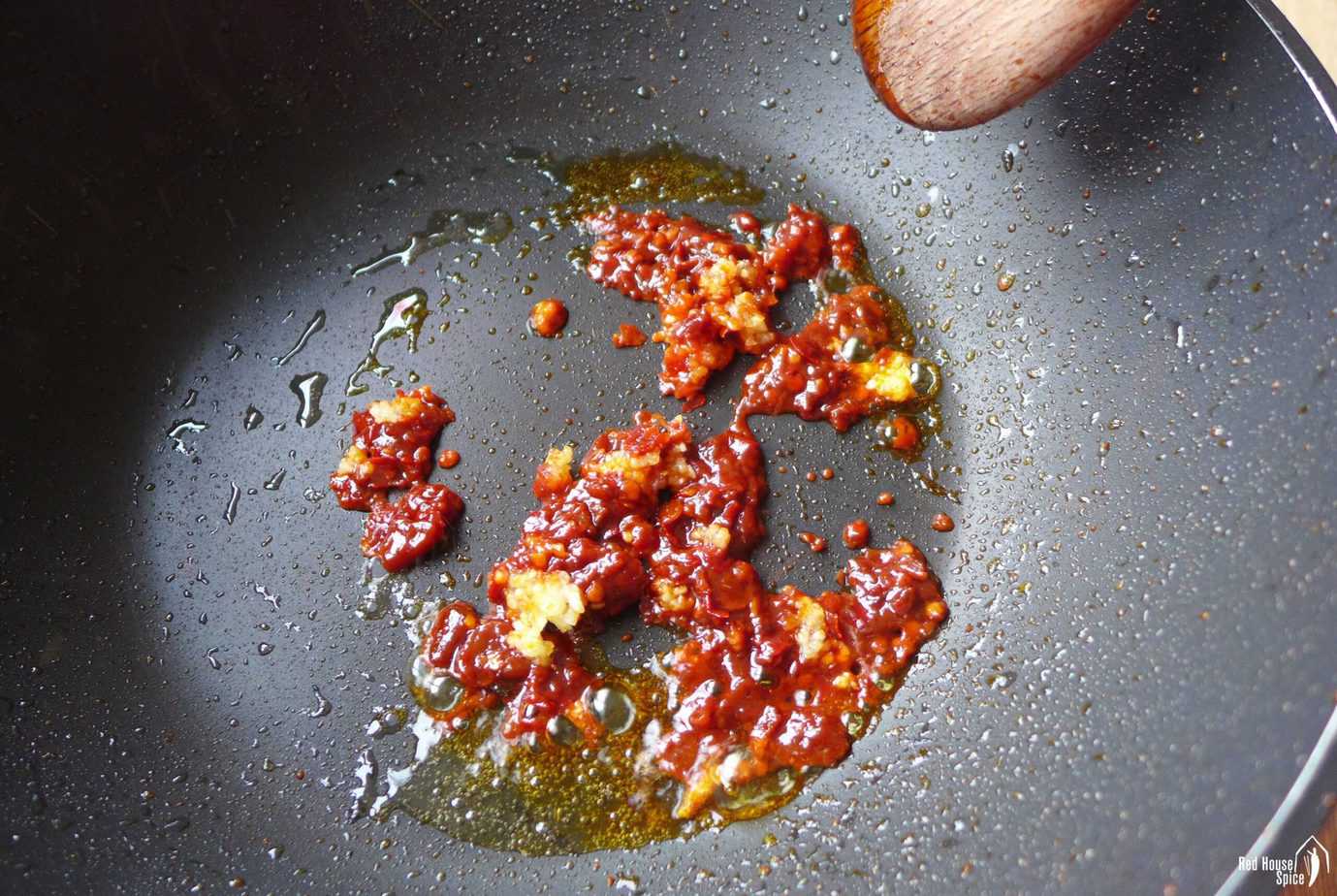 frying garlic and chili bean paste