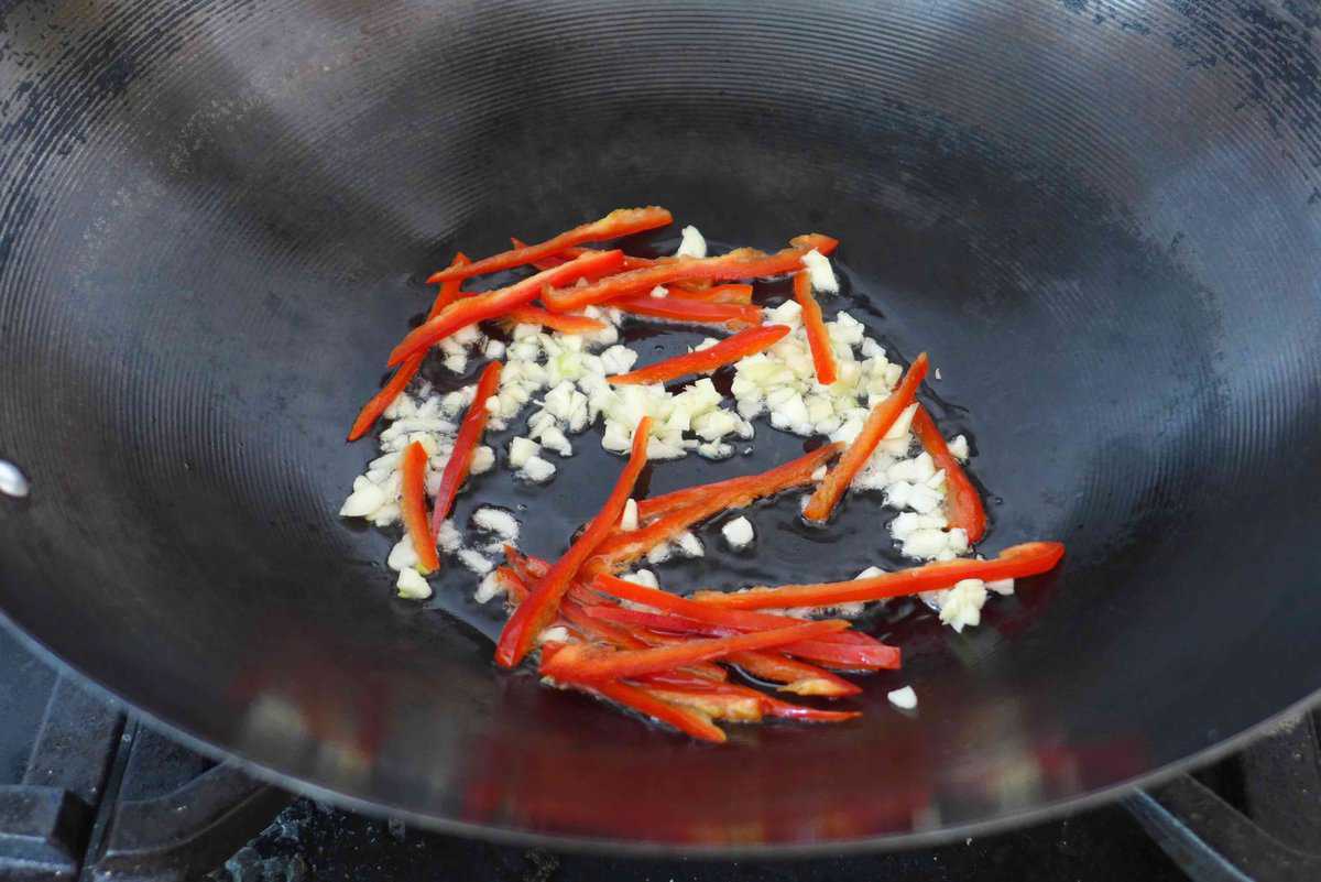 frying chilli and garlic in oil
