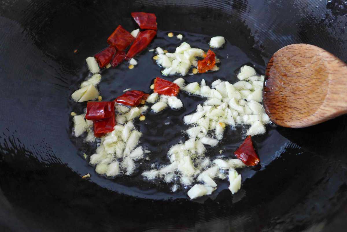 frying garlic and chilli in oil
