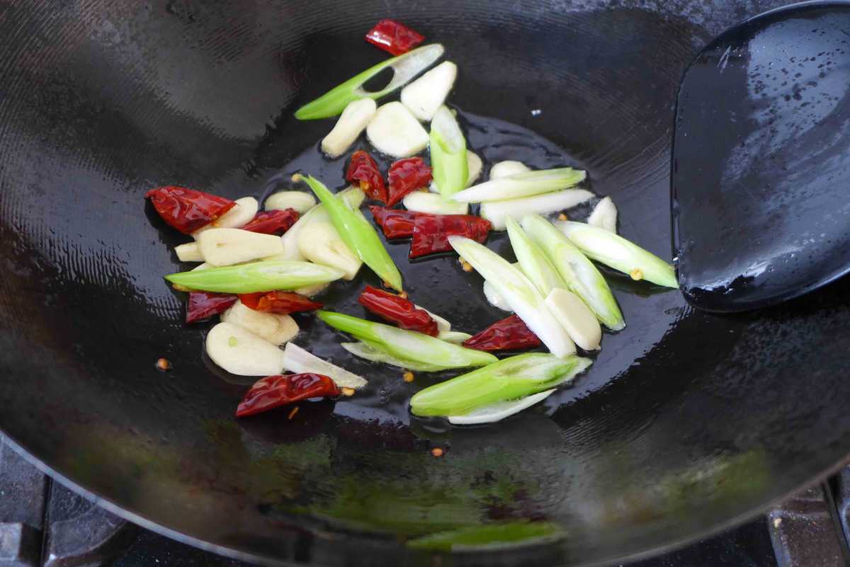 frying garlic, scallions and dried chillies in oil