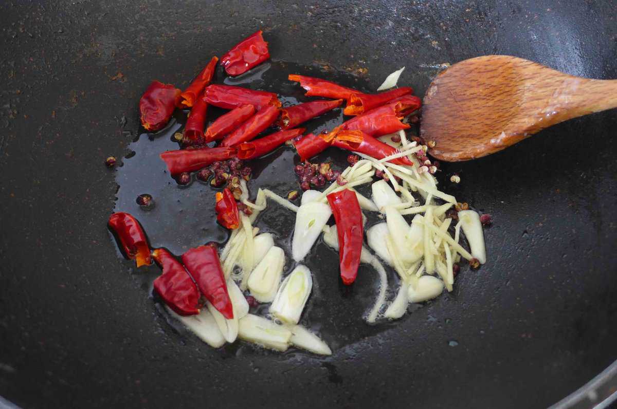 frying chili, Sichuan pepper, garlic and ginger.