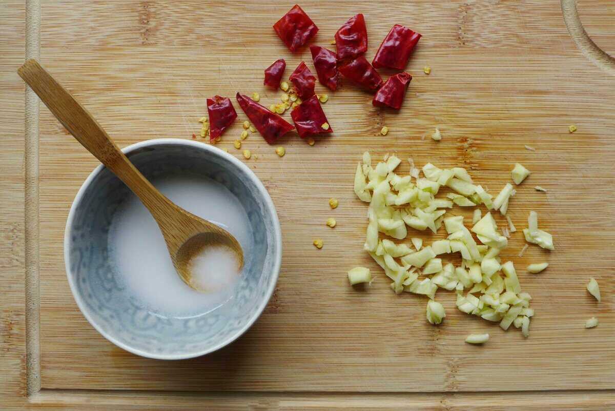 minced garlic, dried chilli and starch slurry