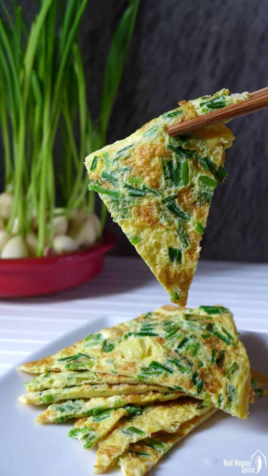 Don’t discard sprouted garlic! Grow them in water instead. Homegrown garlic sprouts add great flavour to omelette, noodles, salad, stir-fry, etc.
