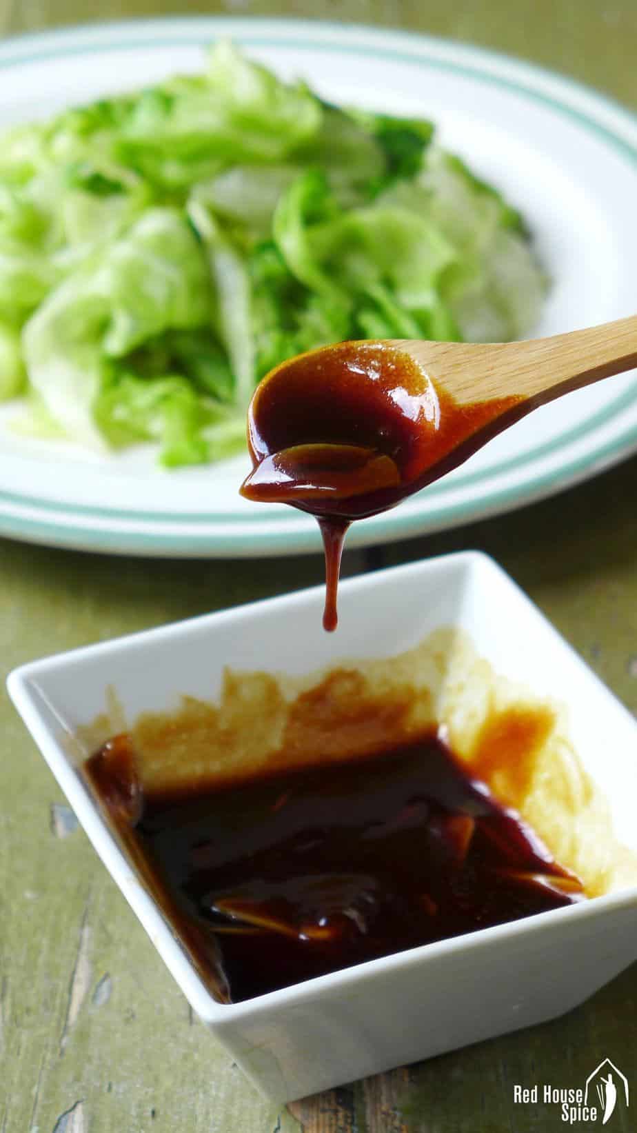Oyster sauce with sliced garlic