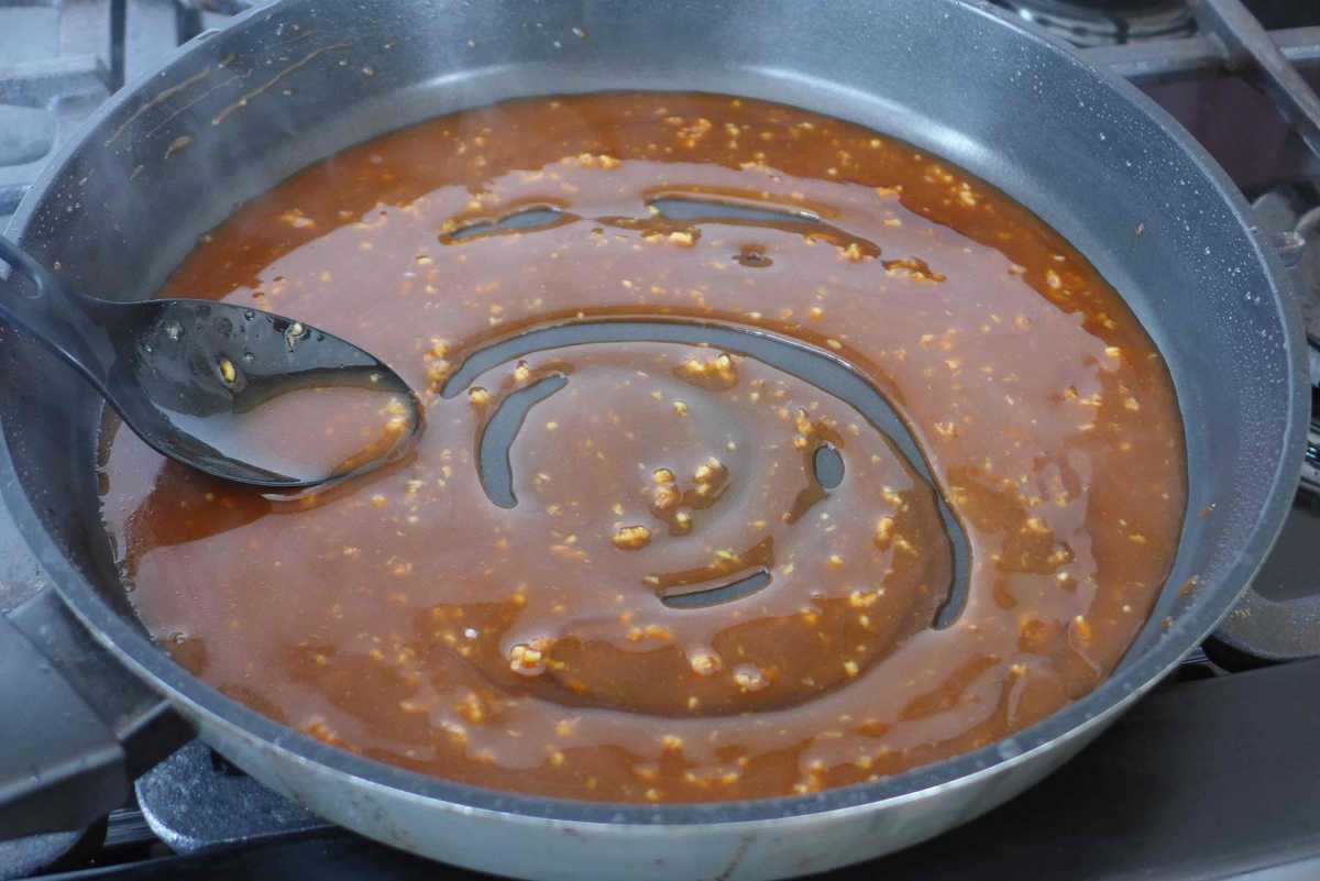 making a brown sauce with minced garlic