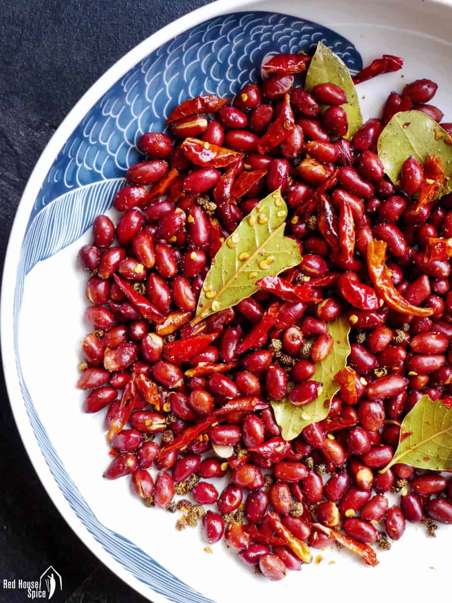 Fried peanuts with spices