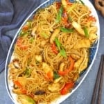 a plate of chicken chow mei fun
