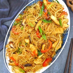 a plate of chicken chow mei fun