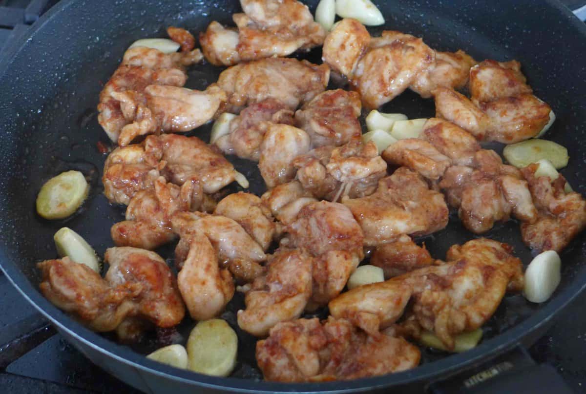 pan-frying chicken with ginger and garlic.