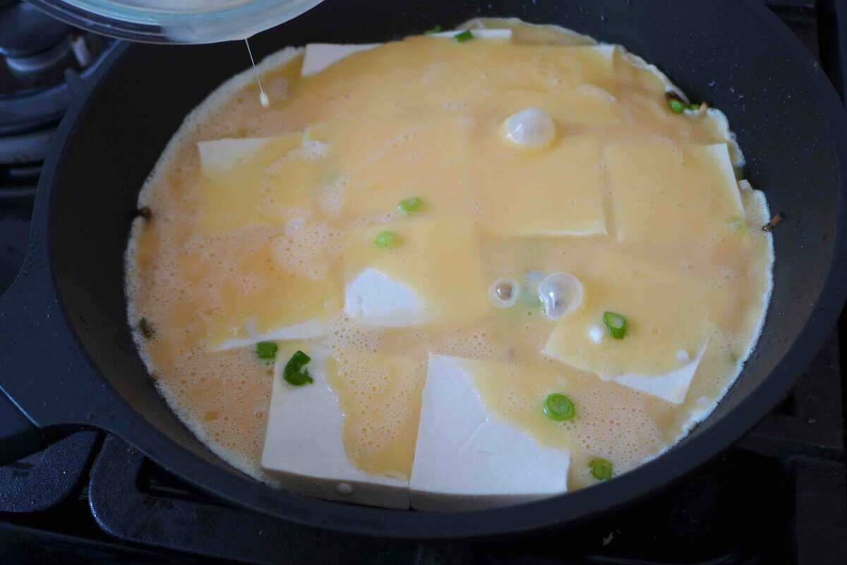 adding beaten eggs to tofu.