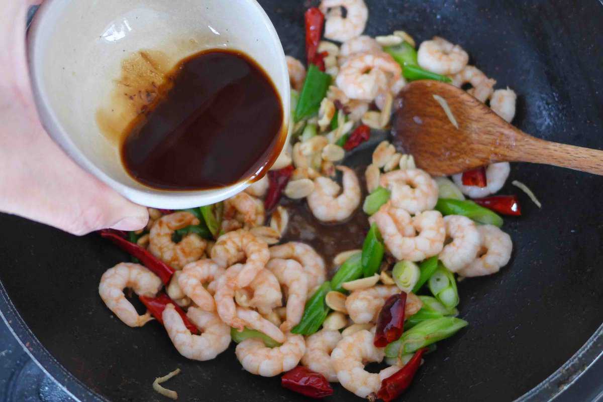 pouring sauce to shrimp.