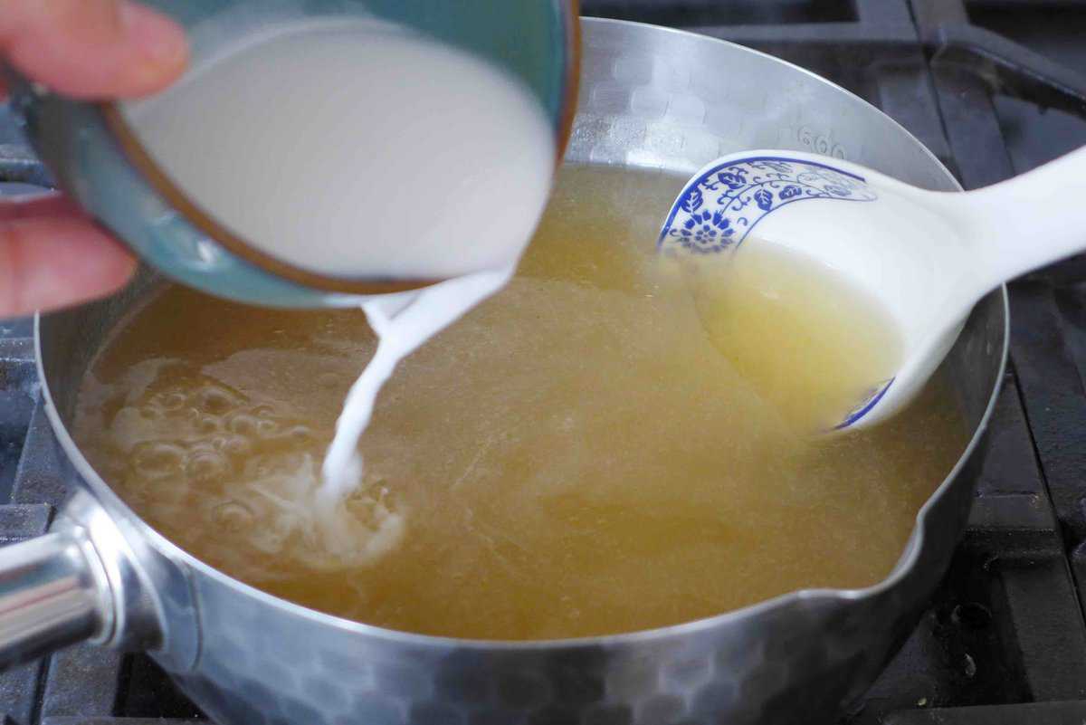 pouring cornstarch slurry to soup.