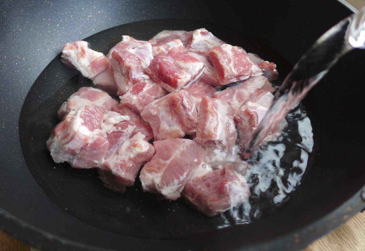 pouring water over ribs