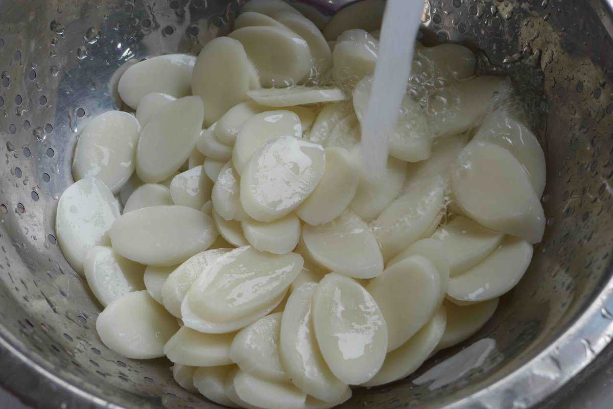 rinsing sliced rice cakes.