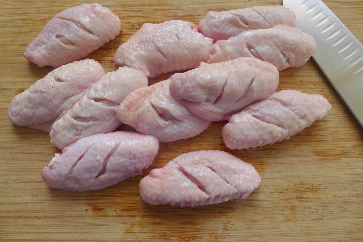 scoring chicken wings.