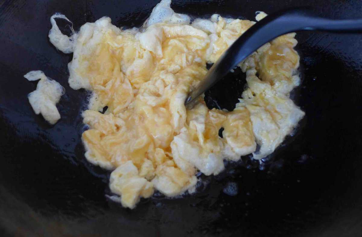 scramble eggs in oil.