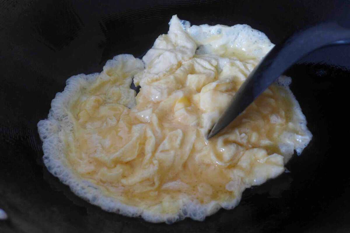 scramble eggs in oil.
